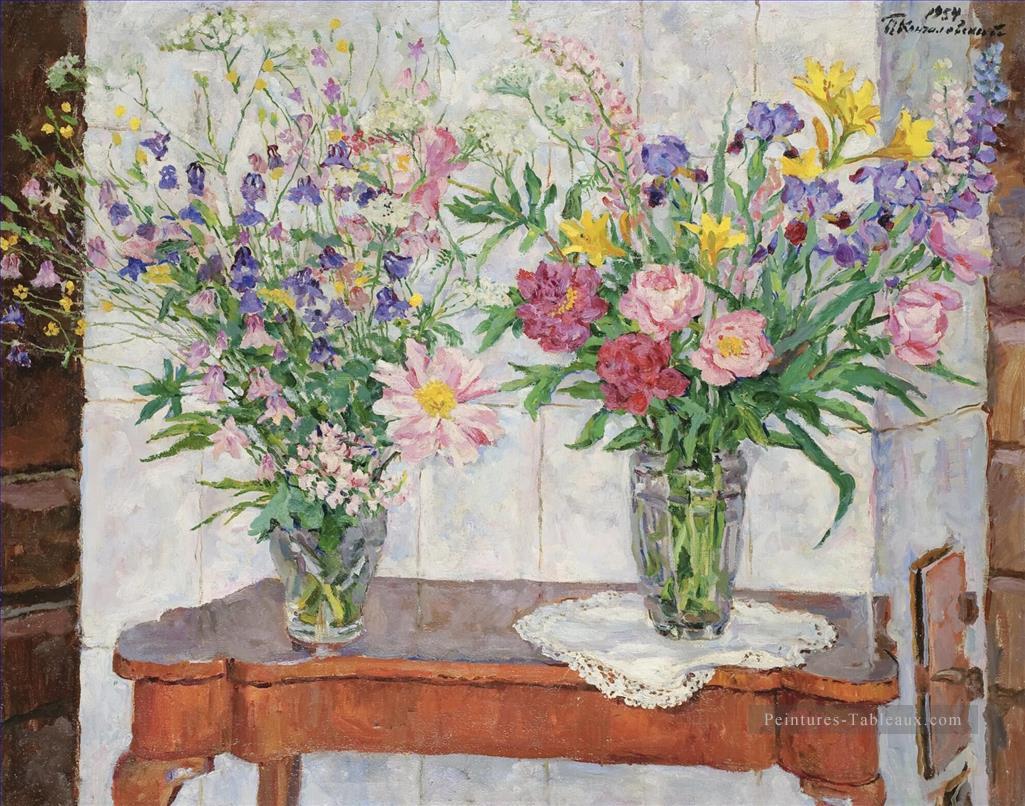 DEUX BOUQUETS OF MULTI COLOURED FLOWERS BY A STOVE Petr Petrovich Konchalovsky moderne Peintures à l'huile